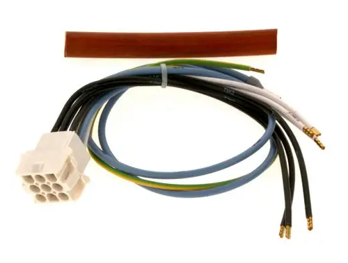 Kabel mit mehreren farbigen Drähten und einem weißen Anschlussstecker. Dazu ein Stück Schrumpfschlauch. Produkt von Bosch zur Elektroheizung.